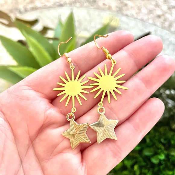 American Flag Starburst Dangle Earrings - Picture 2 of 4